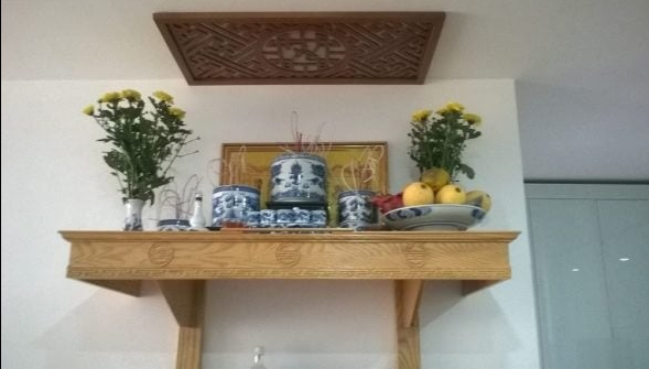 Có nên làm tủ thờ ông Công ông Táo khi đã lập bàn thờ vọng ở phòng khách?